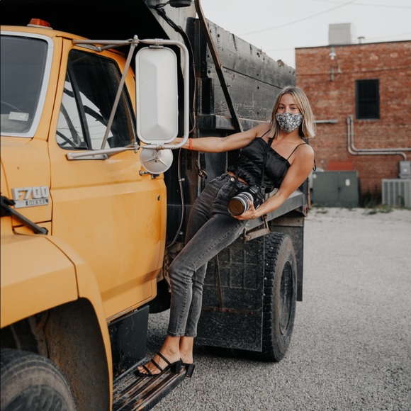 MEET YOUR POSHER - Picture 10 of 16